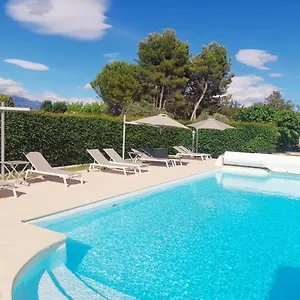https://domaine-des-ecureuils.fr-provencehotel.com
